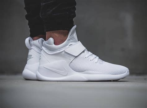 Nike kwazi white